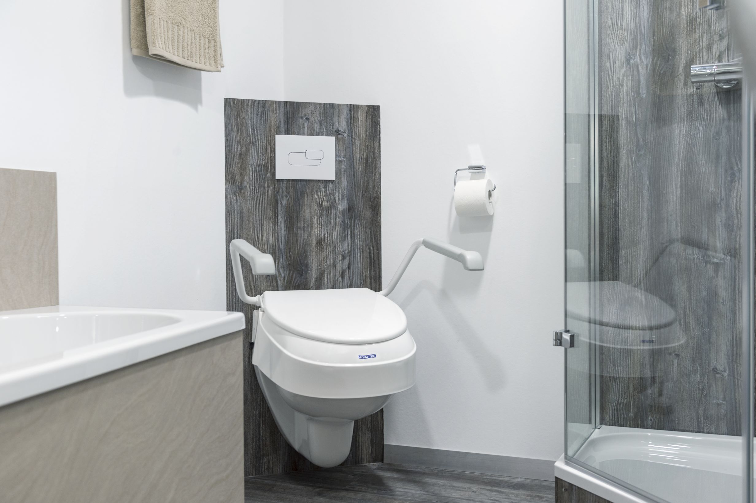 Accessoires de toilettes adaptées aux usagers handicapés pour les aider avec soin