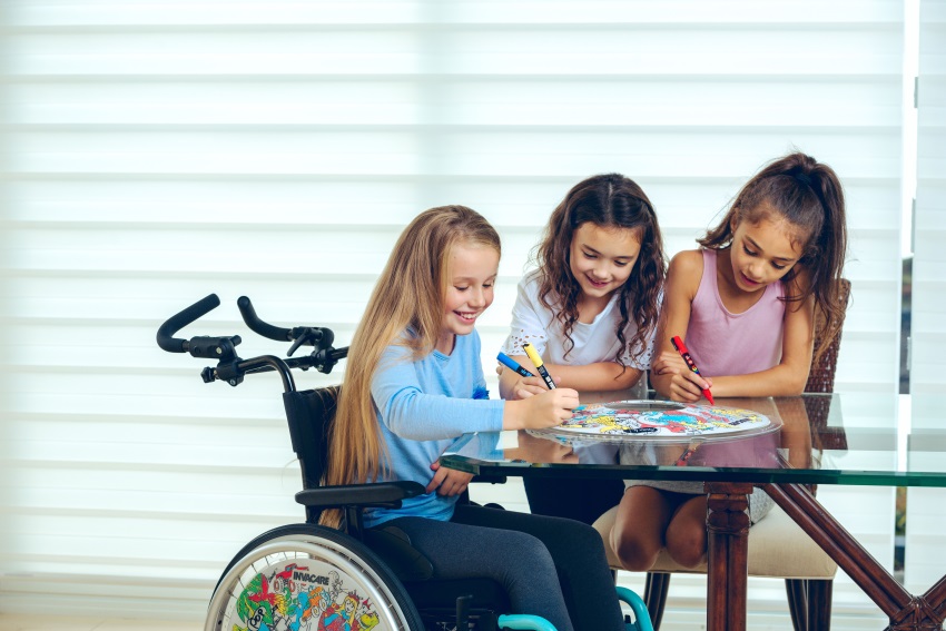 Cinq activités pour les enfants en fauteuil roulant